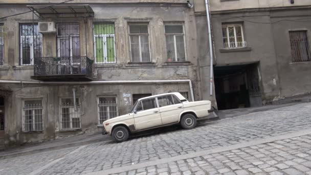 L'auto è parcheggiata in una strada ripida — Video Stock