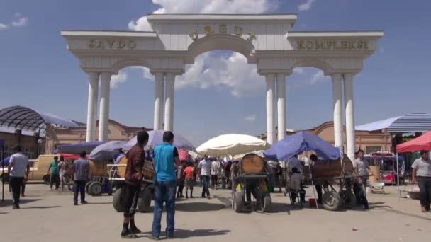 Вход на Ургутский базар . — стоковое видео