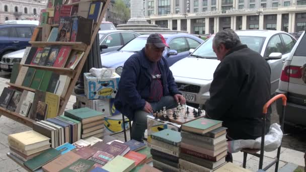 Zwei Männer spielen Schach — Stockvideo