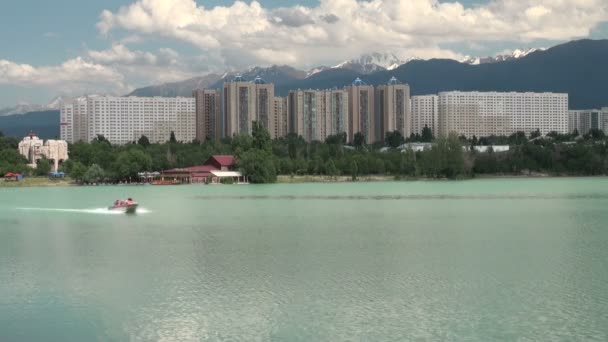 Ein Schnellboot segelt über einen See in Almaty — Stockvideo