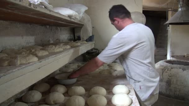 Um padeiro georgiano prepara massa — Vídeo de Stock