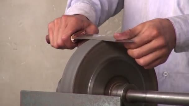 Man sharpening a knife — Stock Video