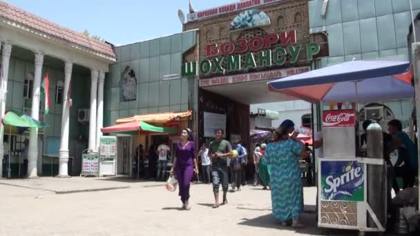 La gente entra y sale del bazar principal — Vídeos de Stock