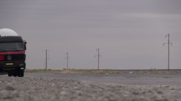 Camión de aceite conduce a través del desierto — Vídeo de stock