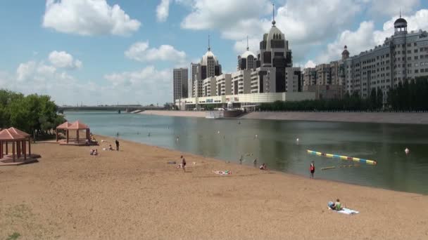 Люди купання в річці — стокове відео