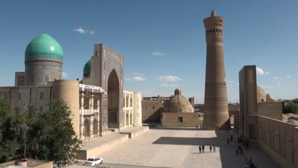 Los turistas visitan la mezquita Kalon — Vídeo de stock