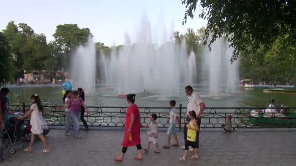Familias paseando por el parque — Vídeos de Stock