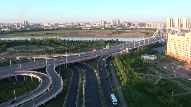 Trafik kör över en motorväg i Astana. — Stockvideo