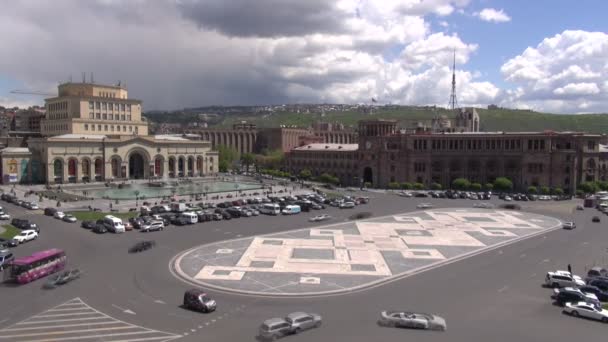 Трафик площади Республики в Ереване — стоковое видео