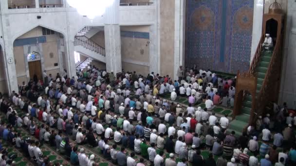 Men attending Friday prayer — Stock Video