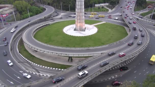 Traffic drives across Hero Square — Stock Video