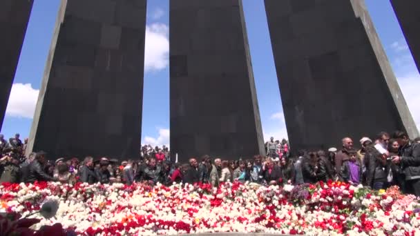 Persone che depongono fiori al Memoriale del Genocidio Armeno — Video Stock