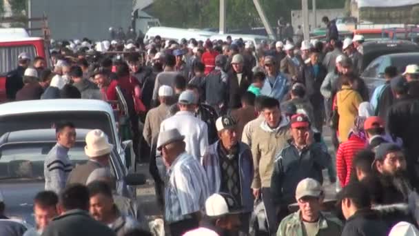 Tłumy ludzi sprawiają, że droga do bazaru — Wideo stockowe