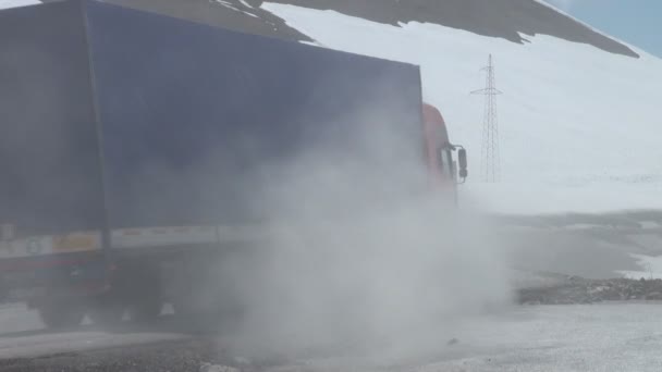 卡车在崎岖的山路开车 — 图库视频影像