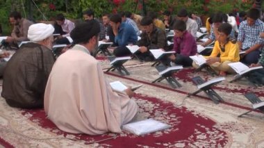 öğrenciler bir genel Kur'an-ı Kerim dersine katılmak