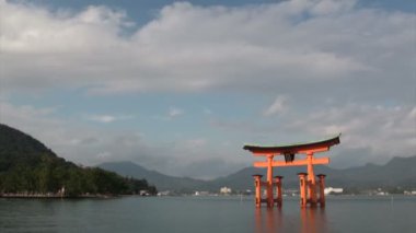 Torii kapısı Miyajima Adası'nda yüzen