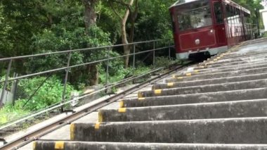 Turistik tramvay yokuş aşağı gidiyor