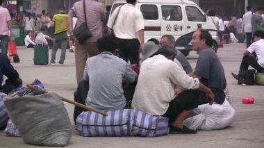 Göçmen işçiler trenlerini bekliyor