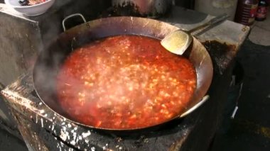 Kabın içinde dumanı tüten tofu