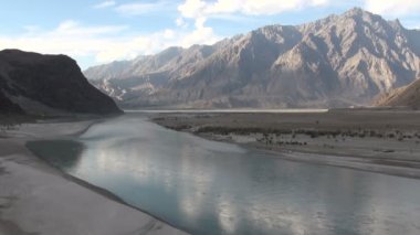 dağ manzarası İndus Nehri akar