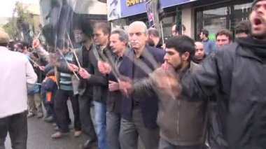 İnsanlar bir alaya katılırlar.