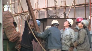 Tersane işçileri metal parçalarını kaldırdı