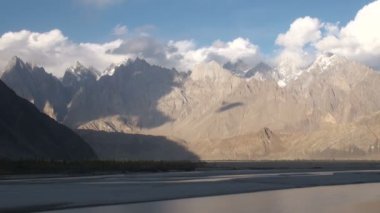 Engebeli dağda timelapse.