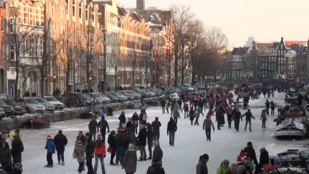 Patinage sur glace sur les canaux — Video