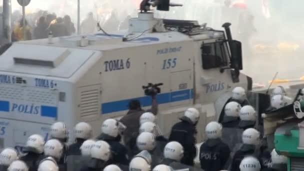 Police deploy tear gas and water cannons — Stock Video