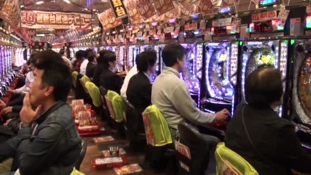 Lidé hrají na pachinko stroje — Stock video