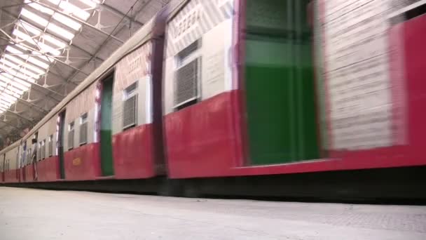 Mumbai istasyonunda bir tren geldiğinde. — Stok video