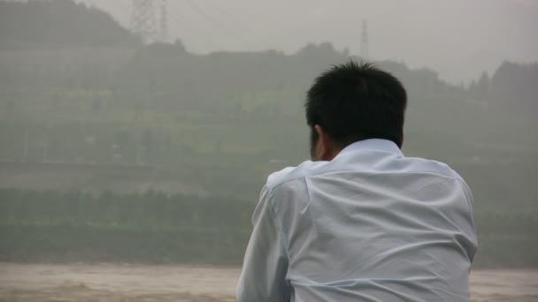 Ένας άνθρωπος έχει θέα ενός μολυσμένου ποταμού στην Κίνα. — Αρχείο Βίντεο