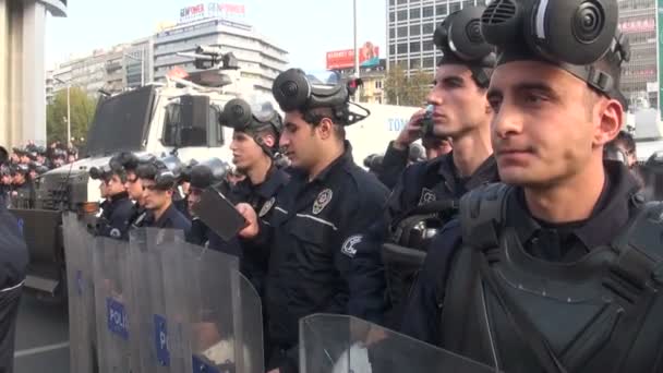 Polícia usando máscaras de gás e segurando escudos — Vídeo de Stock