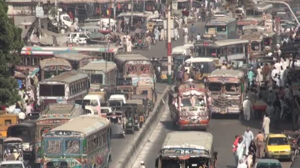 Busy side street in Karachi. — Stock Video