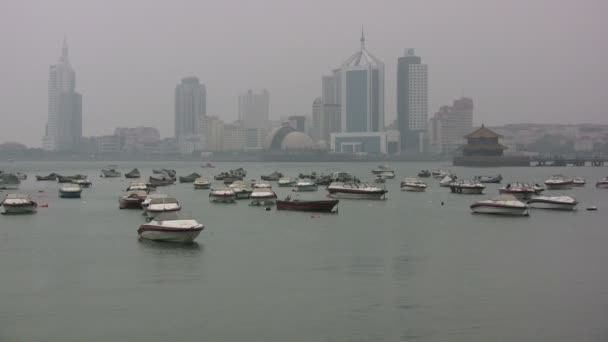 El horizonte de Qingdao con lanchas rápidas en primer plano . — Vídeo de stock