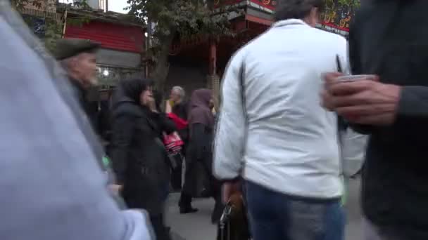 Gente caminando por la calle comercial — Vídeos de Stock