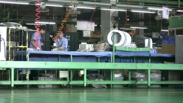 Los trabajadores están ensamblando lavadoras en fábrica china . — Vídeos de Stock