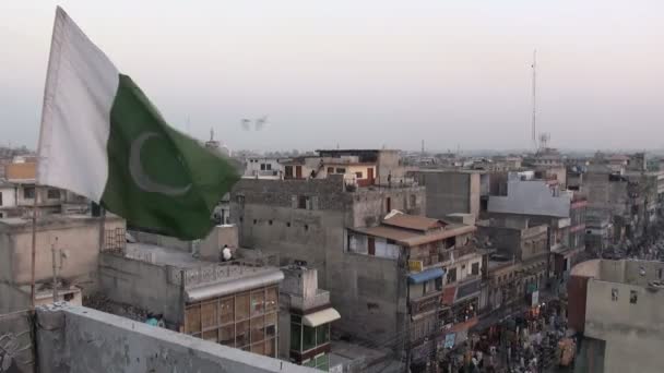 Pakistansk flagg og Rawalpindi skyline – stockvideo