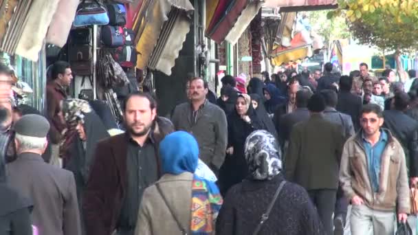 Drukte lopen langs straat in de bazaar — Stockvideo