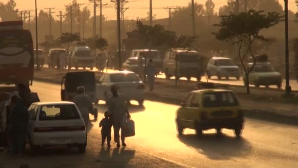 Pakistanischer Verkehr bei Sonnenuntergang. — Stockvideo