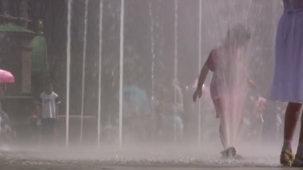 Niños jugando en una fuente de agua — Vídeos de Stock