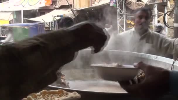 Bereiden van vers voedsel in een winkel in Lahore. — Stockvideo