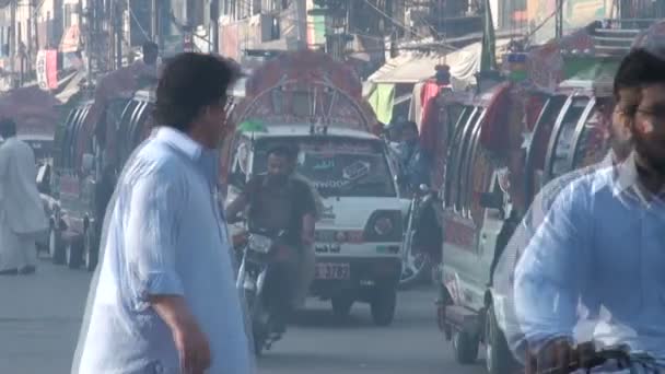 Minivans conducen por las calles — Vídeos de Stock