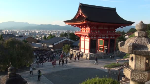 Människor besöker Kiyomizu temple komplex — Stockvideo