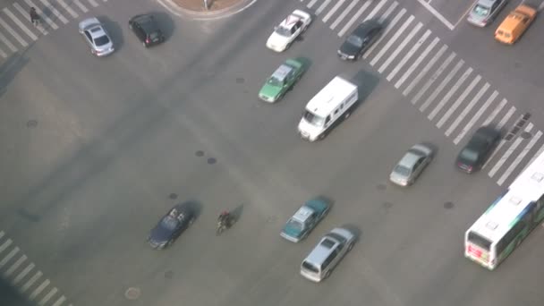 Chinese cars and buses cross an intersection — Stock Video