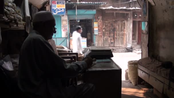 Een Pakistaanse winkeleigenaar — Stockvideo