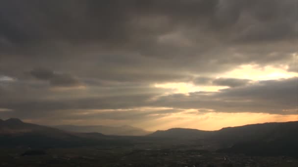 Stralen van het zonlicht op de Mount Aso-vallei — Stockvideo
