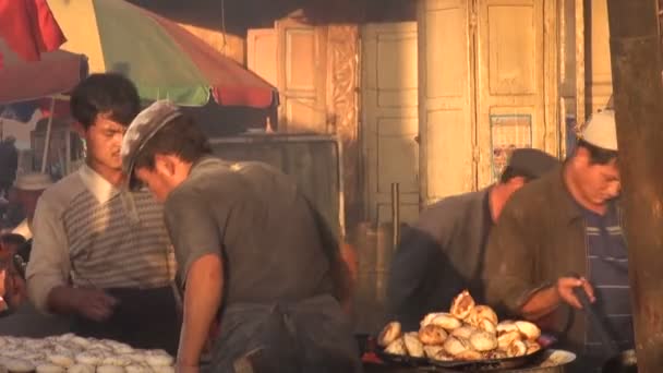 Erkekler Kaşgar içinde taze yemek hazırlamak. — Stok video