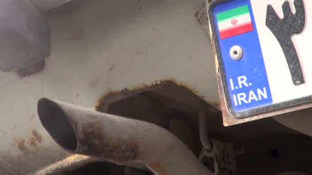 Pipe and an Iranian number plate on car — Stock Video