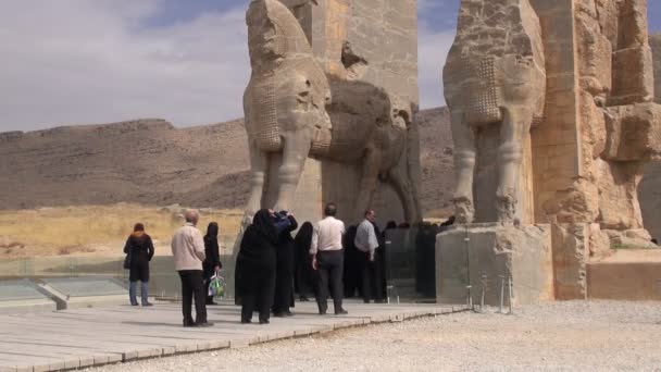 Ludzie odwiedzają Persepolis — Wideo stockowe